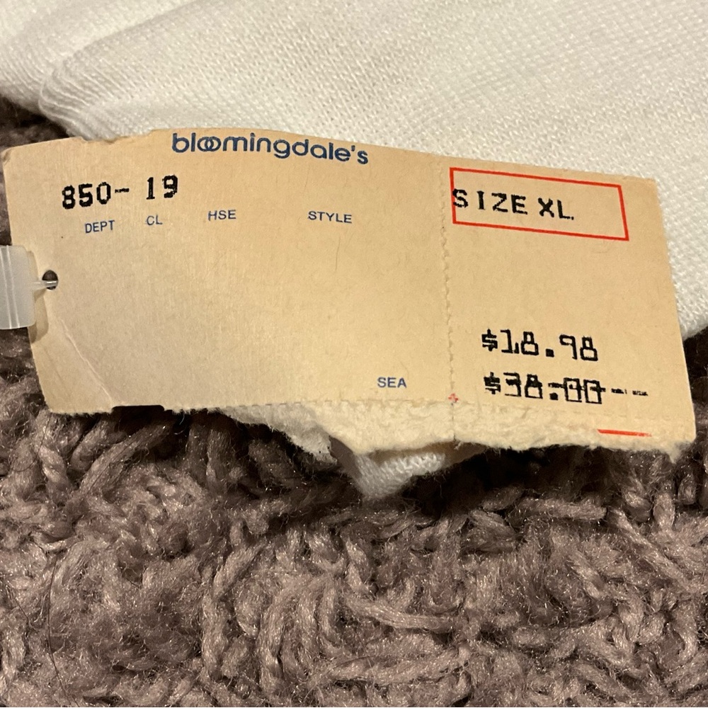 Rare And Vintage Bloomingdale’s “Bloomies” Puffy Paint XL Crewneck Sweatshirt - Picture 10 of 10